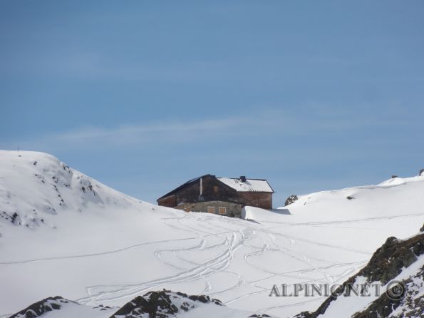 Zuckerhütl / Stubai / Tirol 900m / DSC04915 - Der höchste Punkt der Stubaier Alpen. Von der Gletscherbahn aus gegangen eine relativ kurze Tour ca. 900Hm, mit einem spektakulären Panorama. Die letzen 30Hm sind im 40° Eis/Firn und Fels II zurück zu legen. Bei starkem Andrang (und den gibt es offensichtlich immer) nicht zu empfehlen (3507Hm).