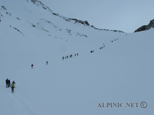 Zuckerhütl / Stubai / Tirol 900m / IMG_3381 - Der höchste Punkt der Stubaier Alpen. Von der Gletscherbahn aus gegangen eine relativ kurze Tour ca. 900Hm, mit einem spektakulären Panorama. Die letzen 30Hm sind im 40° Eis/Firn und Fels II zurück zu legen. Bei starkem Andrang (und den gibt es offensichtlich immer) nicht zu empfehlen (3507Hm).