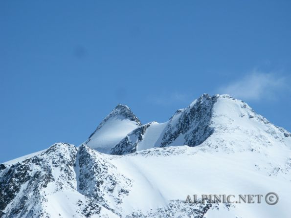 Zuckerhütl / Stubai / Tirol 900m / IMG_3402 - Der höchste Punkt der Stubaier Alpen. Von der Gletscherbahn aus gegangen eine relativ kurze Tour ca. 900Hm, mit einem spektakulären Panorama. Die letzen 30Hm sind im 40° Eis/Firn und Fels II zurück zu legen. Bei starkem Andrang (und den gibt es offensichtlich immer) nicht zu empfehlen (3507Hm).
