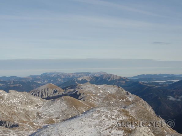 Hochschwab / Ghackte  / DSC03831 - Schöne vorwinterliche Wanderung auf den Hochschwabgipfel vom Bodenbauer bei Thoerl/St.Ilgen übers Ghackte (A/B Steig) und Fleischer-Biwak. Im Sommer quasi ein Spaziergang entpuppt sich die Tour durch Schneeauflage und starke Vereisung ab dem Ghackten als ausgesprochen anspruchsvoll,ein Umstand der diverse Gipfelaspiranten zur Umkehr bewegte. Für unsichere Geher empfehle ich unter solchen Bedingungen die mitnahmen von Grödel oder Leichtsteigeisen. Auch die Länge der Tour mit ca. 8km und einem Höhenunterschied von doch durchaus 1600Hm (laut GPS, entgegen der Lit.angaben von 1400Hm) sollte nicht unterschätzt werden. Wer es aber auf den Gipfel schafft wird mit einem durchaus tollen Panorama belohnt.