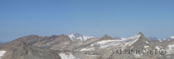 Duisburgerhütte / Rojacherhütte / [Group 5]-IMG_0123_IMG_0125-3 images - <strong><span style="text-decoration: underline;"><em>2. Etappe:</em></span> </strong><br /><br />von der Duisburgerhütte (2572m) richtung Wurtenkees und über dieses zur Baumbachspitze (3105m) von dort dem Grat folgend (Weg 120) über das Schareck (3122m) weiter zur Herzog-Ernst-Spitze (2933) und von dort absteigen zur  Niederen Scharte (2695m) über den Goldbergtauernkopf (2775m). Dann KGW 102 folgen über einen kleinen eher harmlosen Gletscher und Abstieg zum Hufeisenbruch des Goldbergkees (2390m) - !!! nicht über den Gletscher queren wie in der Karte eingezeichnet, Spalten sind weit offen und durchziehen den gesamten Ausläufer !!! - dort den Gletscherbach queren und in Richtung Rojacherhütte über den blockigen Rücken aufsteigen bis zum Weg 122 und diesen zur Rojacherhütte folgen (2718m) <br /><br /><em><span style="text-decoration: underline;">Billanz:</span></em> ~1200m, ~1100m Abstieg und ~12 km