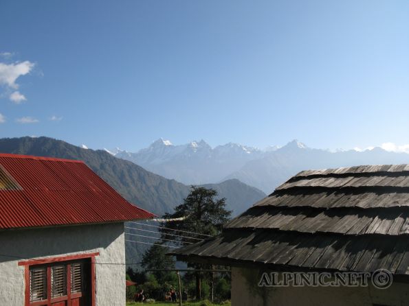 2. Nuntala-Dudh Kosi-Kharikhola 1550-2040 / IMG_0744 - Früh stehen wir auf und das erste mal bekommen wir mit welche Leistungen unser Träger vollbringen. Mit unfassbarem Gewicht beladen laufen diese (und sogar zierliche Mädchen) über die teils beschwerlichen Pfade vor uns hinab nach Nuntala wo wir eine kurze Pause einlegen. Danach geht es weiter zu Dudh Kosi den Milchfluss der sich durch das Tal weit hinauf zieht bis nach Namche Bazar. Die über hundert Meter lange Hängebrücke bringt uns auf die andere Seite der Tals und damit unserem wunderschönen aber unglaublich heissem Aufsteig nach Kharikhola näher.