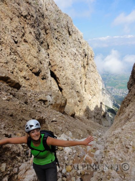 Seiser Klamm / DSC03179 - Initiationsritus bzw. absolutes Muss um in die Klientel der Südtiroler Berggemeinschaft aufgenommen zu werden und nichts für heulende Möchtegernalpinisten, da es doch einige Kletterstellen gibt die frei überwunden werden müssen. In Summe sehr schöne, wildromantische "Klettertour" auf den Schlern durch die gewaltige Klamm die nordseitig in das Massiv schneidet. Je nach Ausgangspunkt kann man zwischen 1400 bis 1600 Hm für die Tour rechnen. Zum Abstieg stehen div. Möglichkeiten zur Verfügung ...