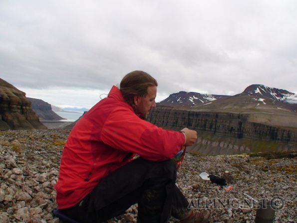 Svalbard  / Spitzbergen / Dickson Land / DSC00684 - August 2009, ein Besuch der kargen Wildnis Svalbards. Unter norwegischem Protektorat stellt Svalbard oder auch Spitzbergen die nördlichste Bastion Europas dar mit gerade einmal 900 km Distanz zum geographischen Nordpol. Dank des Golfstroms werden hier im Sommer doch recht "gemütliche" Temperaturen um die 4-12°C erreicht. Obwohl nicht für Sonnenanbeter gedacht wird einem hier Sonne around-the-clock geboten und wer die karge Einsamkeit und bizarre Landschaften liebt dem kann ich einen Trip an den Archipel des Eisbären "wärmstens" empfehlen.<br /><br />Der <a title="Svalbard the Film" href="http://www.alpinic.net/videos/svalbard-the-film/TheFilm.mp4.php" target="_blank">Film</a> zum Album, ein Muss ...<br /><br />Wichtige Links:<a title="Svalbard.com" href="http://www.svalbard.com/" target="_blank"><br />Svaldard.com - Wichtige Informationen für alle die in diese Ecke wollen</a> <br /><a title="Svalbard Posten" href="http://www.svalbardposten.no/" target="_blank">Svalbard Posten - News aus dem hohen Norden</a>