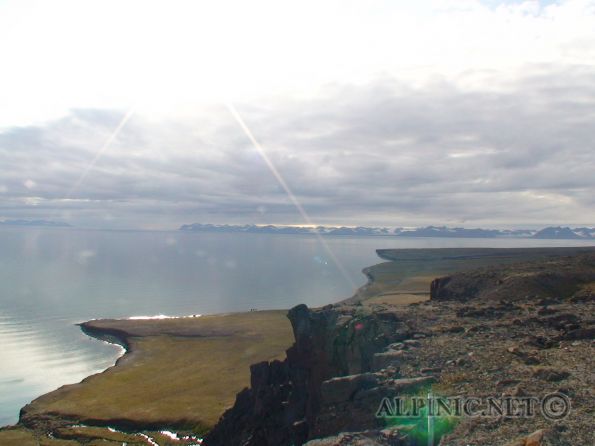 Svalbard  / Spitzbergen / Dickson Land / DSC00705 - August 2009, ein Besuch der kargen Wildnis Svalbards. Unter norwegischem Protektorat stellt Svalbard oder auch Spitzbergen die nördlichste Bastion Europas dar mit gerade einmal 900 km Distanz zum geographischen Nordpol. Dank des Golfstroms werden hier im Sommer doch recht "gemütliche" Temperaturen um die 4-12°C erreicht. Obwohl nicht für Sonnenanbeter gedacht wird einem hier Sonne around-the-clock geboten und wer die karge Einsamkeit und bizarre Landschaften liebt dem kann ich einen Trip an den Archipel des Eisbären "wärmstens" empfehlen.<br /><br />Der <a title="Svalbard the Film" href="http://www.alpinic.net/videos/svalbard-the-film/TheFilm.mp4.php" target="_blank">Film</a> zum Album, ein Muss ...<br /><br />Wichtige Links:<a title="Svalbard.com" href="http://www.svalbard.com/" target="_blank"><br />Svaldard.com - Wichtige Informationen für alle die in diese Ecke wollen</a> <br /><a title="Svalbard Posten" href="http://www.svalbardposten.no/" target="_blank">Svalbard Posten - News aus dem hohen Norden</a>