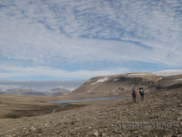 Svalbard  / Spitzbergen / Dickson Land / IMG_4100 - August 2009, ein Besuch der kargen Wildnis Svalbards. Unter norwegischem Protektorat stellt Svalbard oder auch Spitzbergen die nördlichste Bastion Europas dar mit gerade einmal 900 km Distanz zum geographischen Nordpol. Dank des Golfstroms werden hier im Sommer doch recht "gemütliche" Temperaturen um die 4-12°C erreicht. Obwohl nicht für Sonnenanbeter gedacht wird einem hier Sonne around-the-clock geboten und wer die karge Einsamkeit und bizarre Landschaften liebt dem kann ich einen Trip an den Archipel des Eisbären "wärmstens" empfehlen.<br /><br />Der <a title="Svalbard the Film" href="http://www.alpinic.net/videos/svalbard-the-film/TheFilm.mp4.php" target="_blank">Film</a> zum Album, ein Muss ...<br /><br />Wichtige Links:<a title="Svalbard.com" href="http://www.svalbard.com/" target="_blank"><br />Svaldard.com - Wichtige Informationen für alle die in diese Ecke wollen</a> <br /><a title="Svalbard Posten" href="http://www.svalbardposten.no/" target="_blank">Svalbard Posten - News aus dem hohen Norden</a>