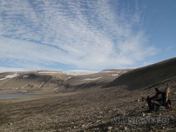 Svalbard  / Spitzbergen / Dickson Land / IMG_4103 - August 2009, ein Besuch der kargen Wildnis Svalbards. Unter norwegischem Protektorat stellt Svalbard oder auch Spitzbergen die nördlichste Bastion Europas dar mit gerade einmal 900 km Distanz zum geographischen Nordpol. Dank des Golfstroms werden hier im Sommer doch recht "gemütliche" Temperaturen um die 4-12°C erreicht. Obwohl nicht für Sonnenanbeter gedacht wird einem hier Sonne around-the-clock geboten und wer die karge Einsamkeit und bizarre Landschaften liebt dem kann ich einen Trip an den Archipel des Eisbären "wärmstens" empfehlen.<br /><br />Der <a title="Svalbard the Film" href="http://www.alpinic.net/videos/svalbard-the-film/TheFilm.mp4.php" target="_blank">Film</a> zum Album, ein Muss ...<br /><br />Wichtige Links:<a title="Svalbard.com" href="http://www.svalbard.com/" target="_blank"><br />Svaldard.com - Wichtige Informationen für alle die in diese Ecke wollen</a> <br /><a title="Svalbard Posten" href="http://www.svalbardposten.no/" target="_blank">Svalbard Posten - News aus dem hohen Norden</a>